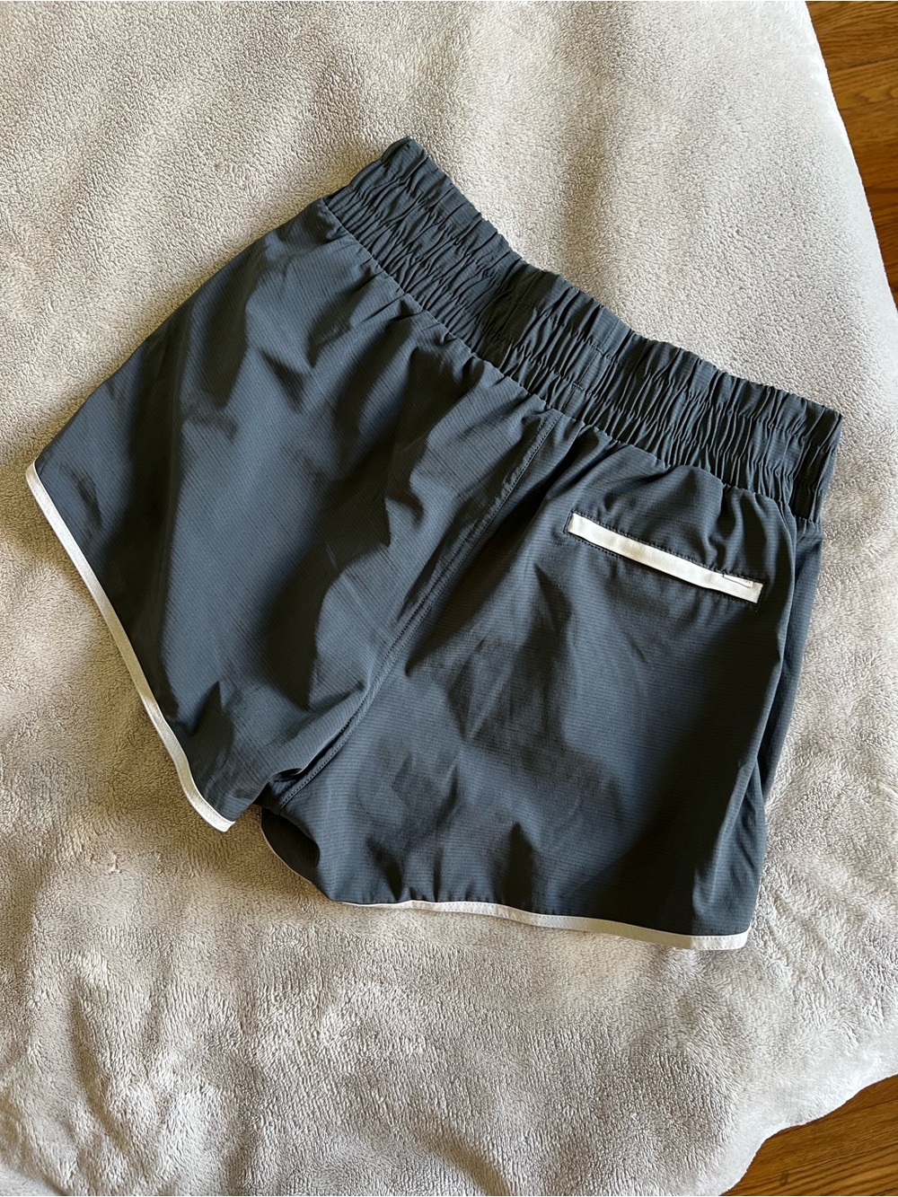 Vuori Women’s Charcoal Grey Cardiff Track Shorts Medium - Picture 3 of 5